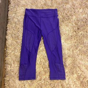 Purple cropped leggings / yoga pants